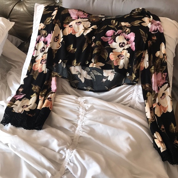 Cute spring cropped shirt  with flared sleeves 💕 - Picture 2 of 3